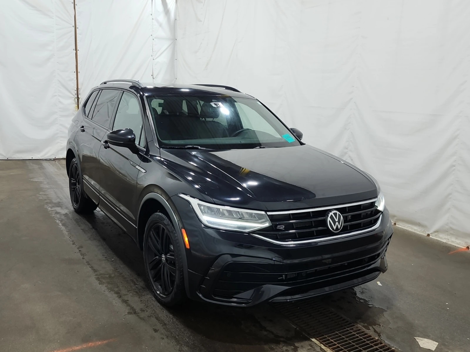 VW Tiguan COMFORTLINE R-LINE BLACK EDITION / Carfax / , снимка 2 - Автомобили и джипове - 55993278