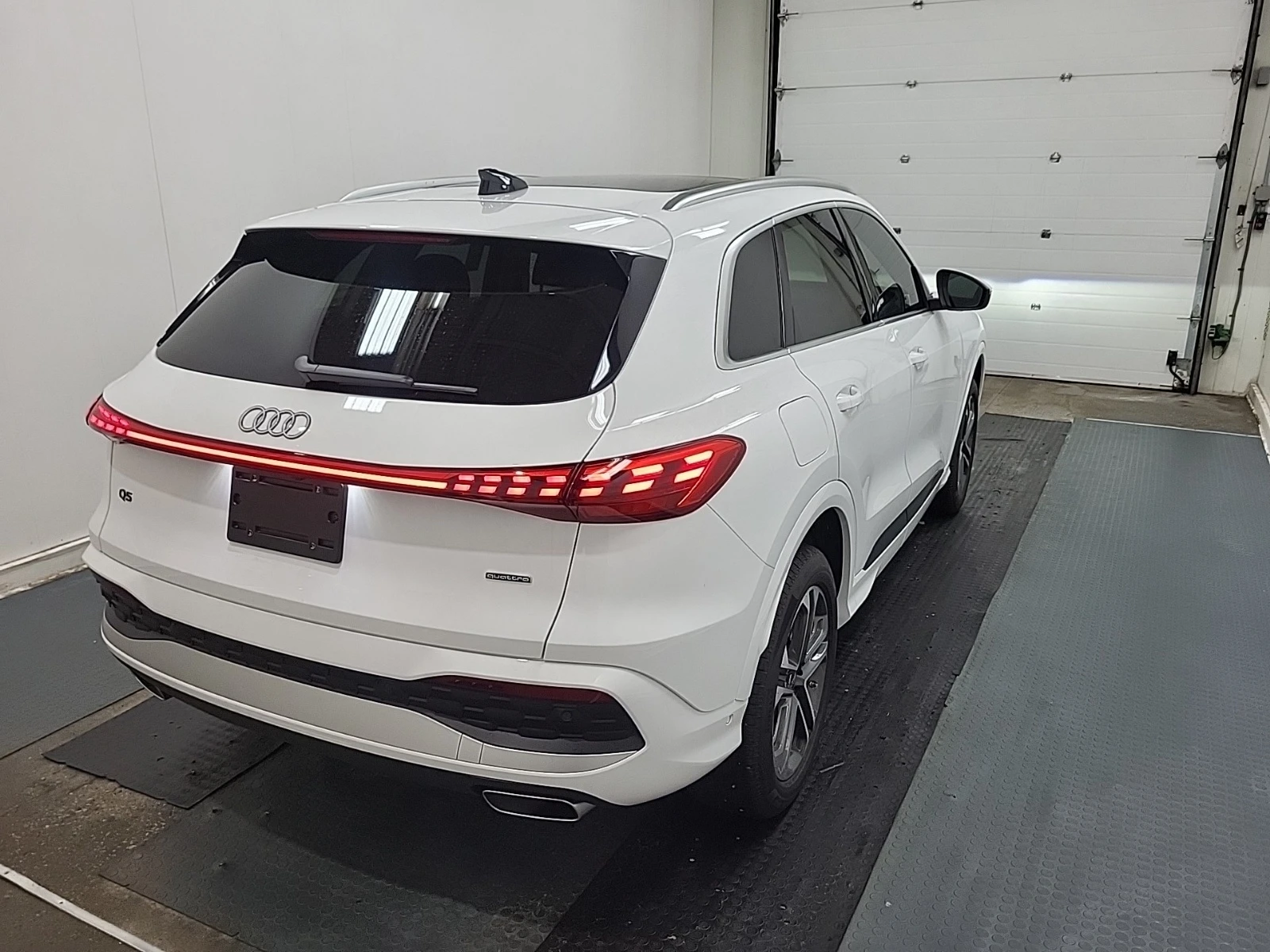 Audi Q5 QUATTRO * НОВА * ПАНОРАМА * HEAD UP * 2 КЛЮЧА * , снимка 4 - Автомобили и джипове - 55467850