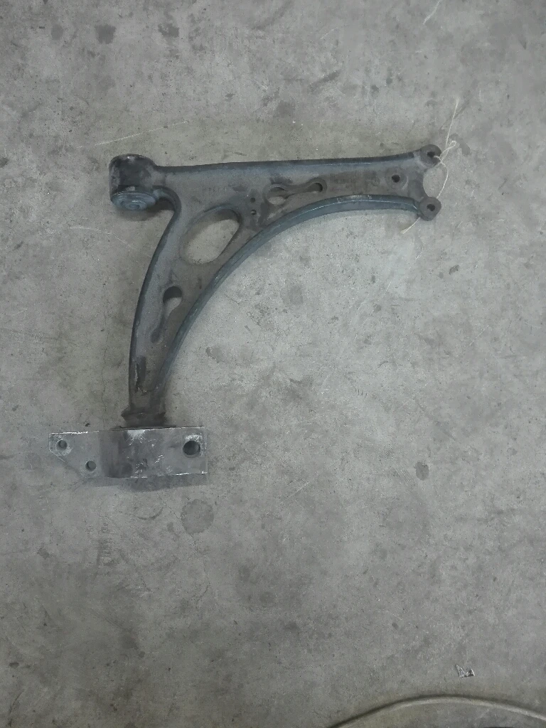 Носач десен голф5,октавия,пасат