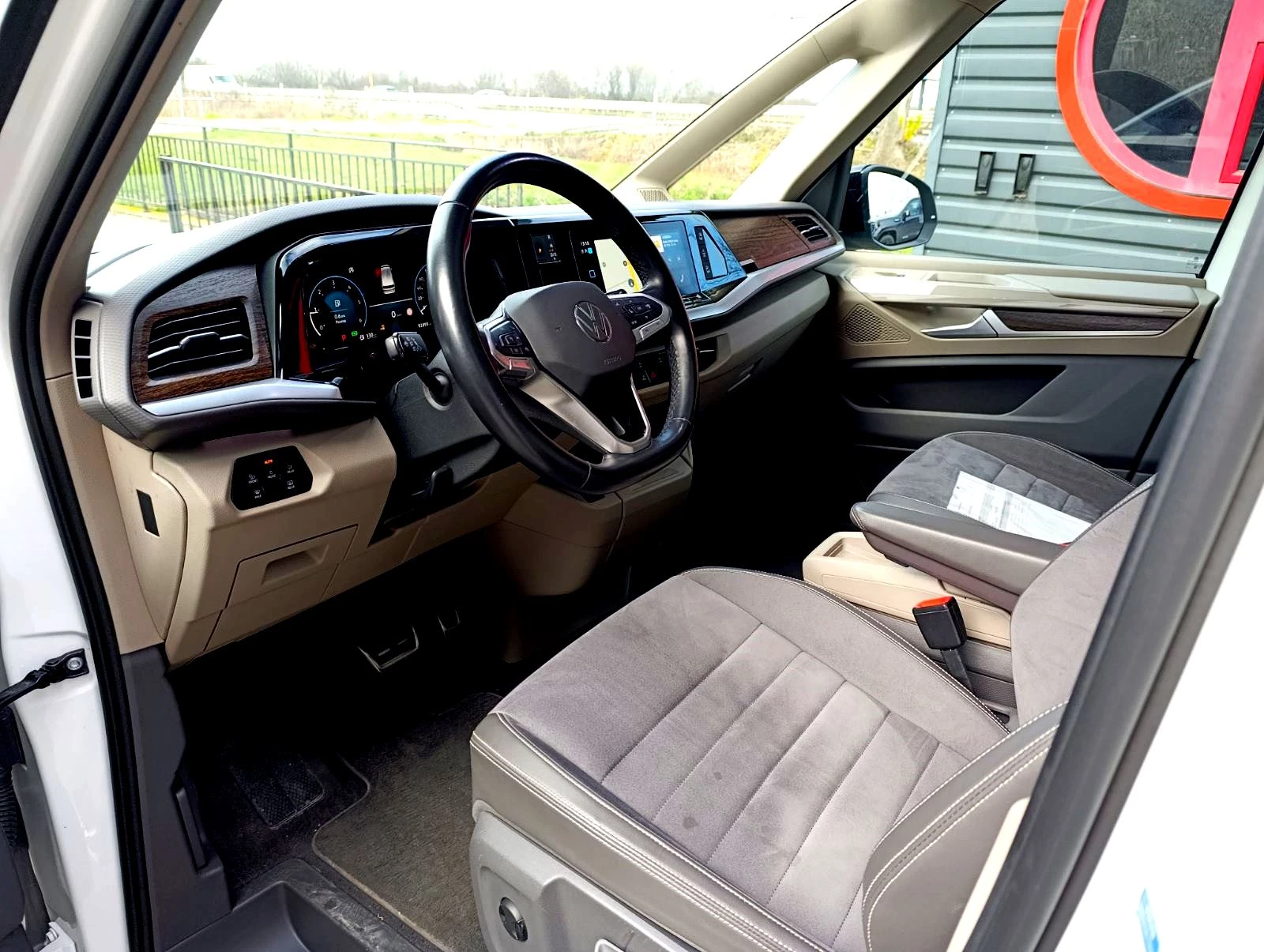 VW Multivan 2.0 TDi DSG 6+ 1 Места, Сервизна история! - изображение 9