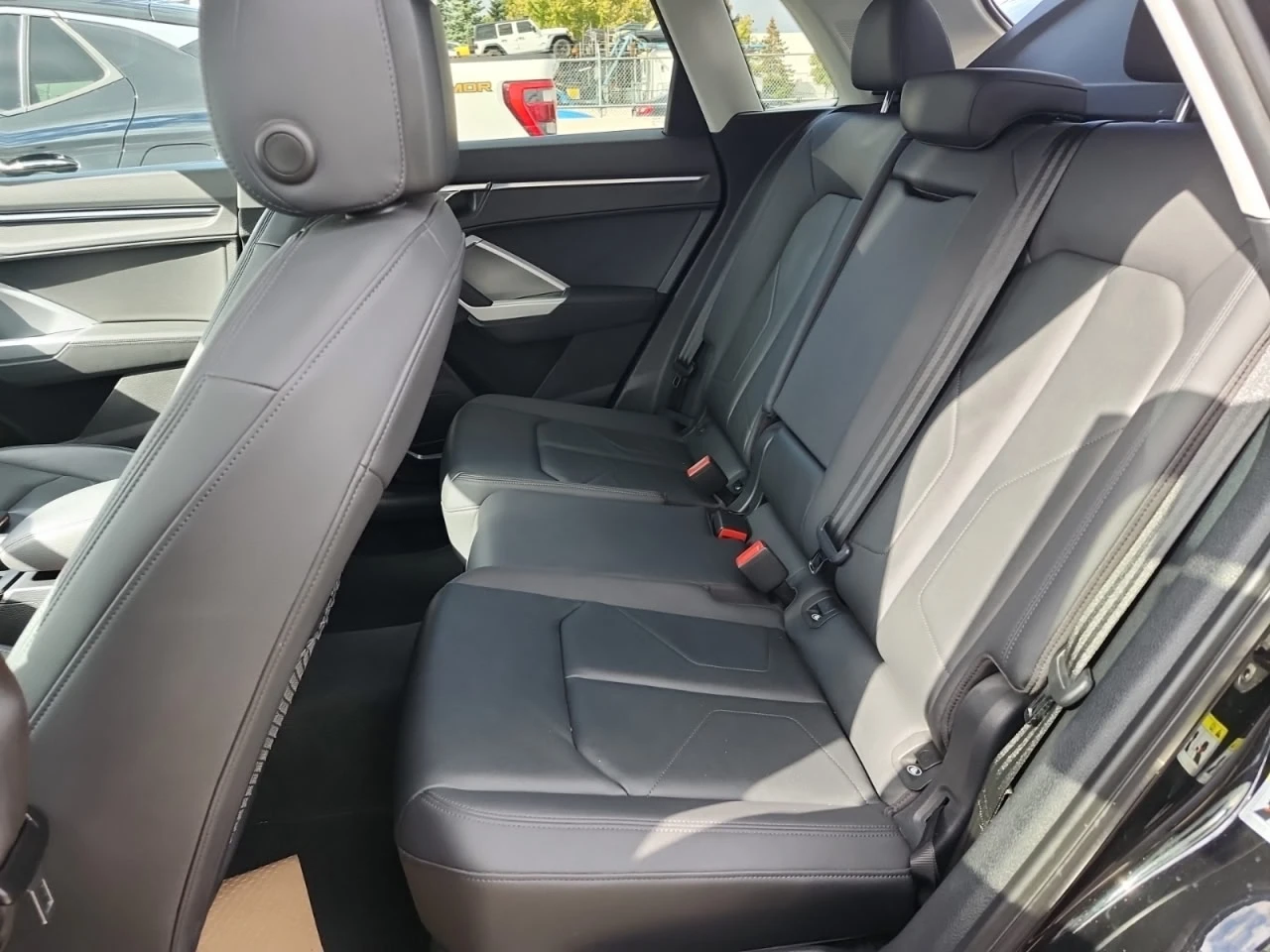 Audi Q3 * АВТО КРЕДИТ* ЦЕНА ДО БГ * Сервизна история *  - изображение 9