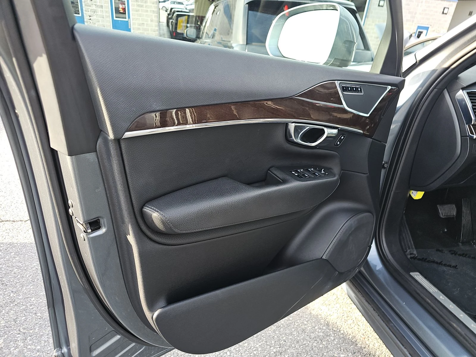 Volvo Xc90 T6* MOMENTUM* ДИГИТАЛНО* ТАБЛО* КАМЕРА* МАСАЖ* ДИС, снимка 9 - Автомобили и джипове - 53801718