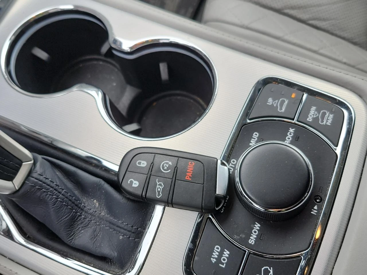 Jeep Grand cherokee Summit* 3.6* Обдух* Distronic* Подгреви* Панo* FUL, снимка 8 - Автомобили и джипове - 53872937