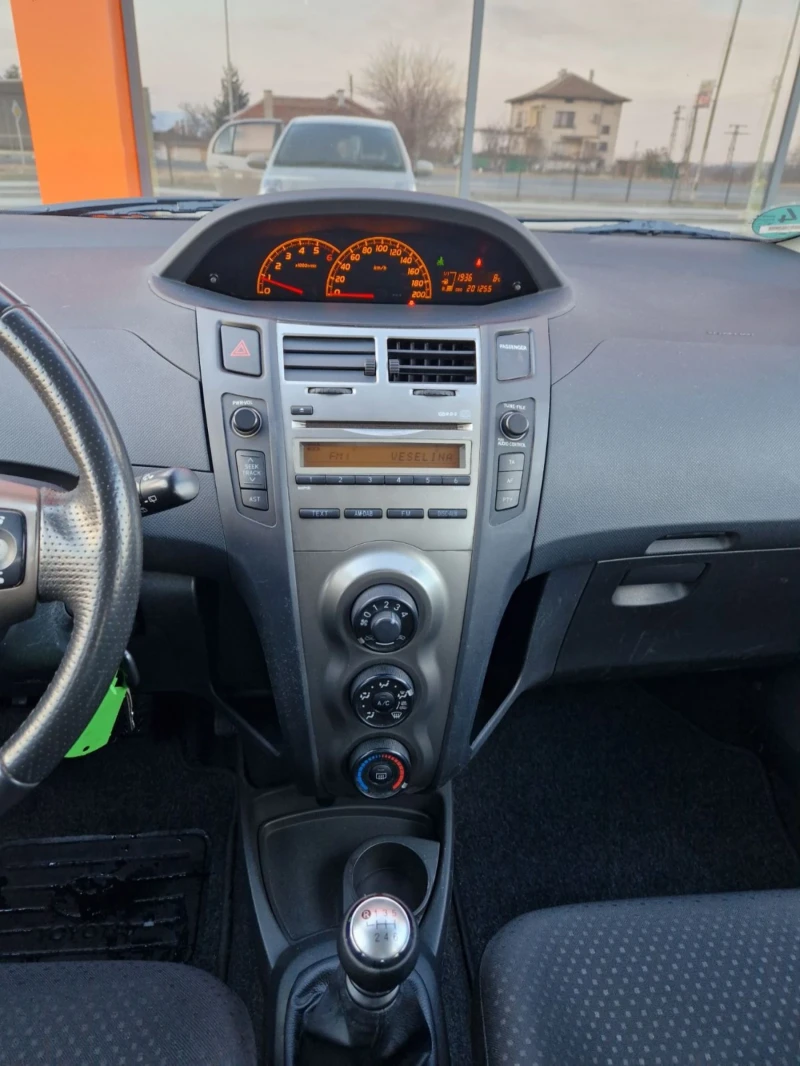 Toyota Yaris 1.4 D-4D, снимка 14 - Автомобили и джипове - 48142767