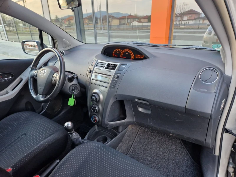 Toyota Yaris 1.4 D-4D, снимка 11 - Автомобили и джипове - 48142767