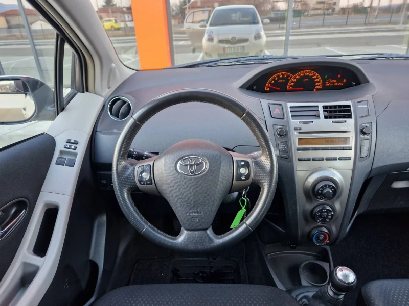 Toyota Yaris 1.4 D-4D, снимка 13 - Автомобили и джипове - 48142767