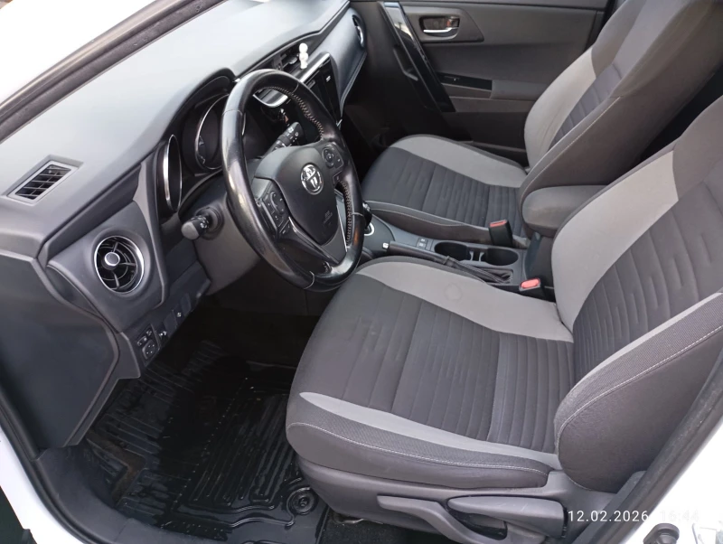Toyota Auris 1.8 хибрид, снимка 9 - Автомобили и джипове - 53483458