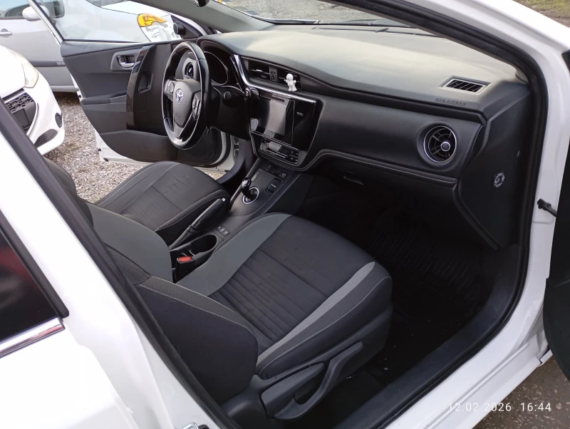 Toyota Auris 1.8 хибрид, снимка 13 - Автомобили и джипове - 53483458