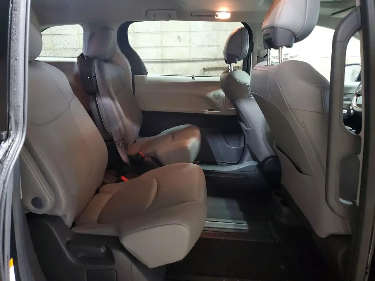 Toyota Sienna, снимка 10 - Автомобили и джипове - 54304201