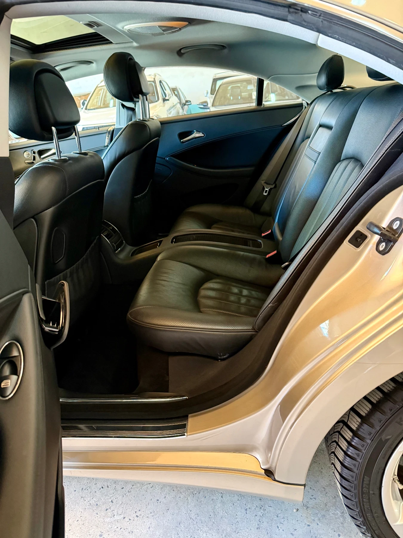 Mercedes-Benz CLS 350 * Всички екстри* Сервизна История* На Пружини, снимка 13 - Автомобили и джипове - 55446706