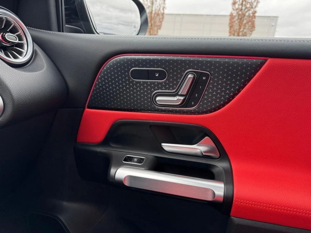 Mercedes-Benz GLB 220d 4MATIC AMG-LINE PANO HEADUP BURMESTER 7МЕСТЕН, снимка 8 - Автомобили и джипове - 53788534