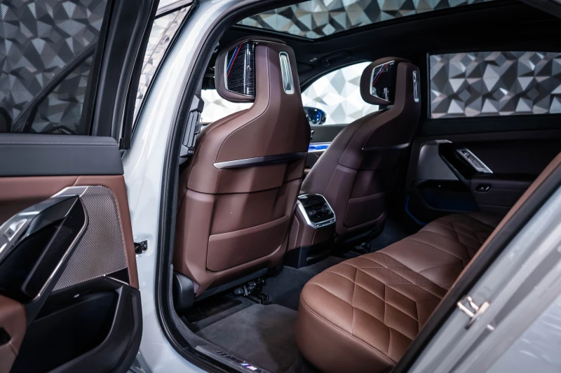 BMW 750 e xDrive Hybrid* Pano* Bowers&Wilkins, снимка 14 - Автомобили и джипове - 50963030