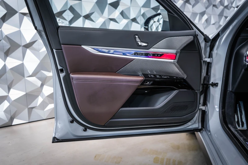 BMW 750 e xDrive Hybrid* Pano* Bowers&Wilkins, снимка 7 - Автомобили и джипове - 50963030