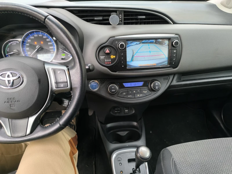 Toyota Yaris Hybrid , снимка 11 - Автомобили и джипове - 52887023