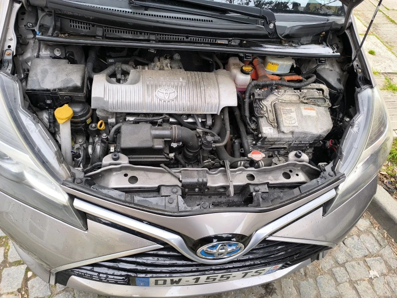Toyota Yaris Hybrid , снимка 12 - Автомобили и джипове - 52887023
