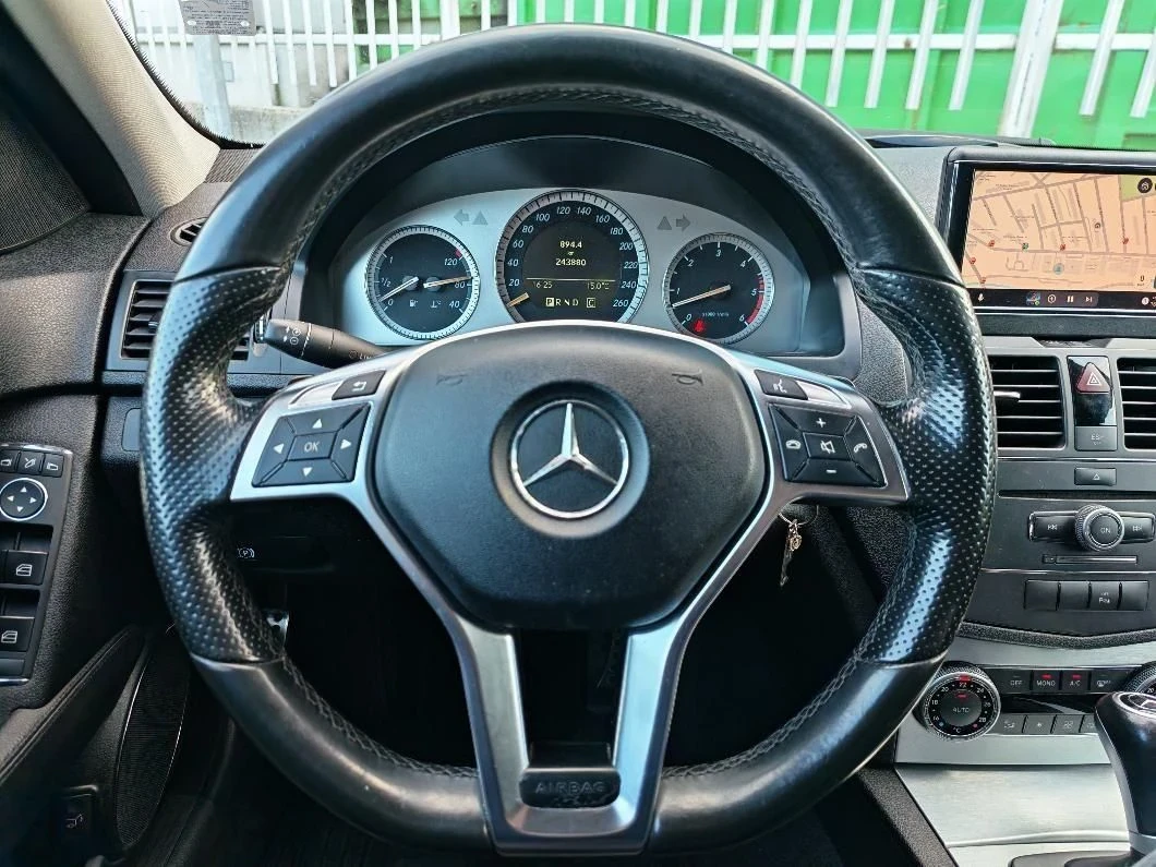 Mercedes-Benz C 320, снимка 10 - Автомобили и джипове - 56649510