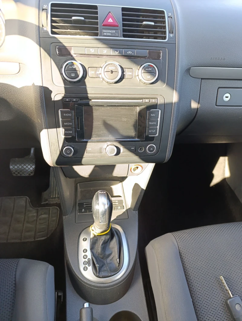 VW Touran 1.6TDI avtomat, снимка 13 - Автомобили и джипове - 46161573