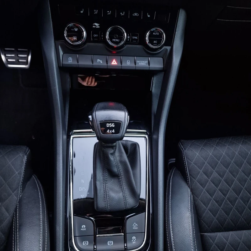 Skoda Karoq 2.0 TDI 4Х4 Швейцария, снимка 13 - Автомобили и джипове - 49248053