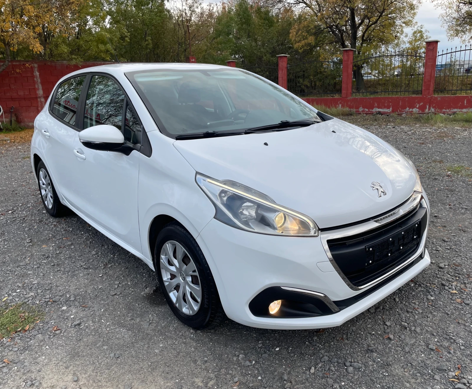 Peugeot 208  Facelift / Restyling 1.6HDi(75.)EURO 6B  | Mobile.bg   3