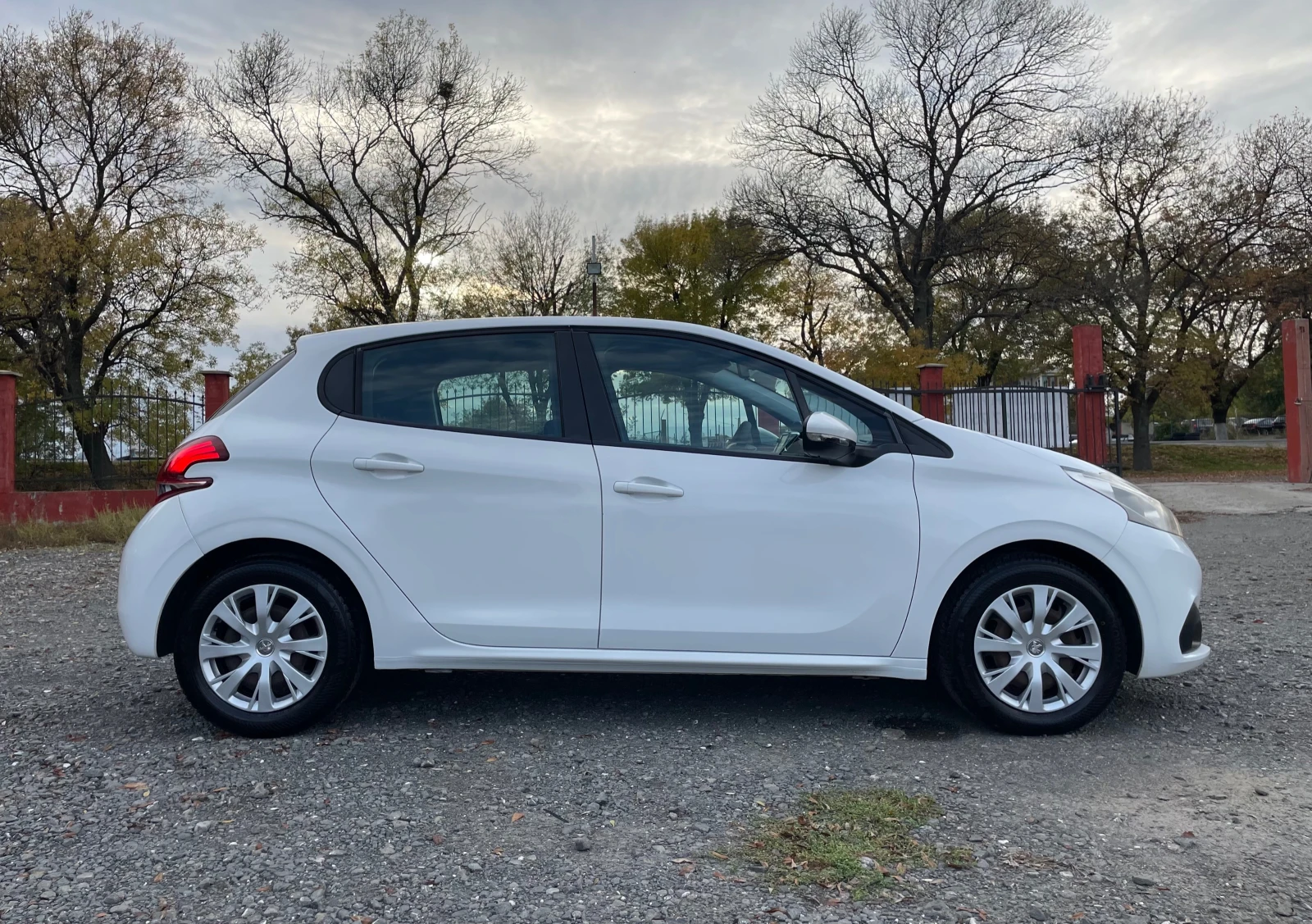 Peugeot 208  Facelift / Restyling 1.6HDi(75.)EURO 6B  | Mobile.bg   4