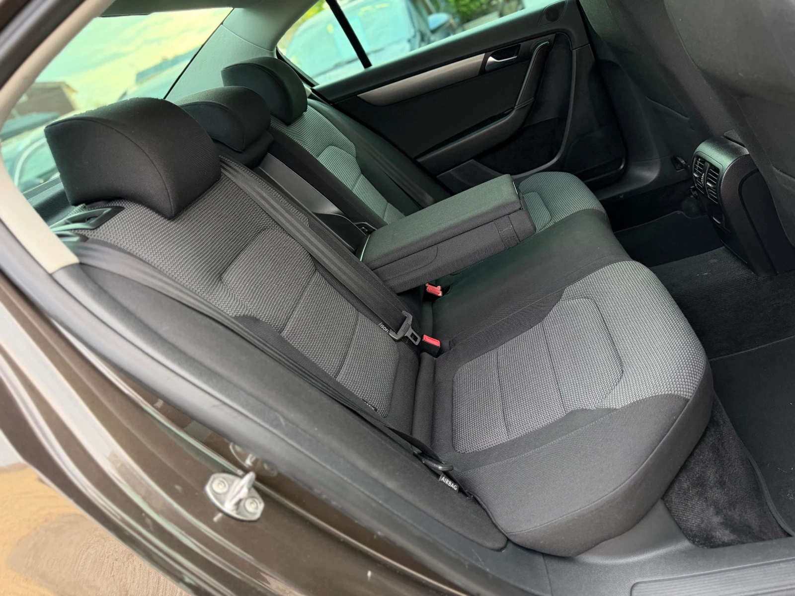 VW Passat 2.0TDI 140кс DSG НАВИ ПОДГРЕВ , снимка 13 - Автомобили и джипове - 56271770