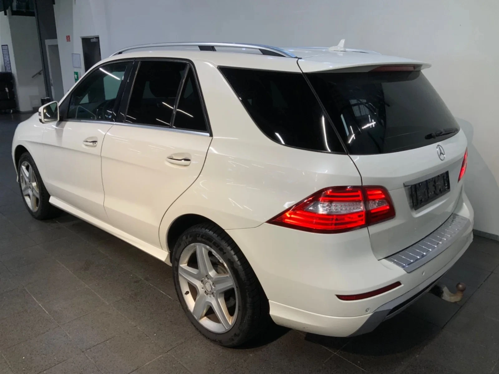 Mercedes-Benz ML 350 3, 0 BlueTEC AMG Line aut. 4Matic 5d - изображение 3