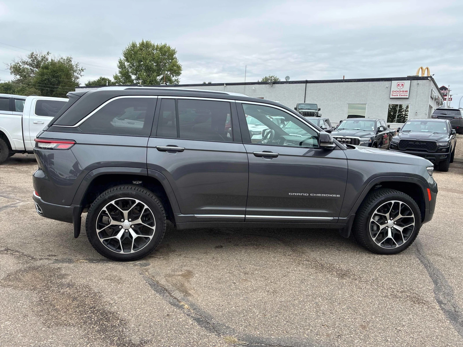 Jeep Grand cherokee Summit Reserve* 3.6V6* 4X4* 360* МАСАЖ* ОБДУХ, снимка 4 - Автомобили и джипове - 56164399
