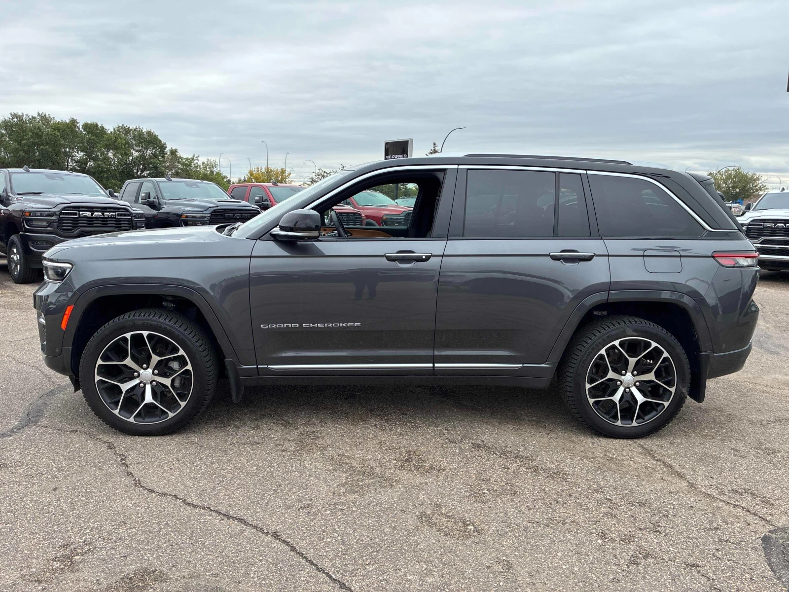 Jeep Grand cherokee Summit Reserve* 3.6V6* 4X4* 360* МАСАЖ* ОБДУХ, снимка 2 - Автомобили и джипове - 56164399