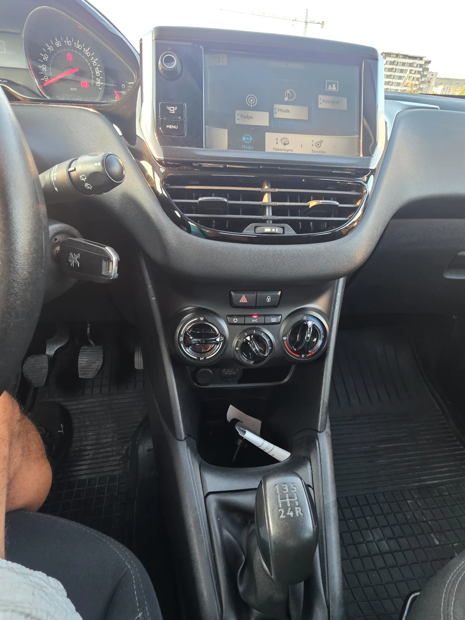 Peugeot 208 1.6 HDI, снимка 12 - Автомобили и джипове - 55663372