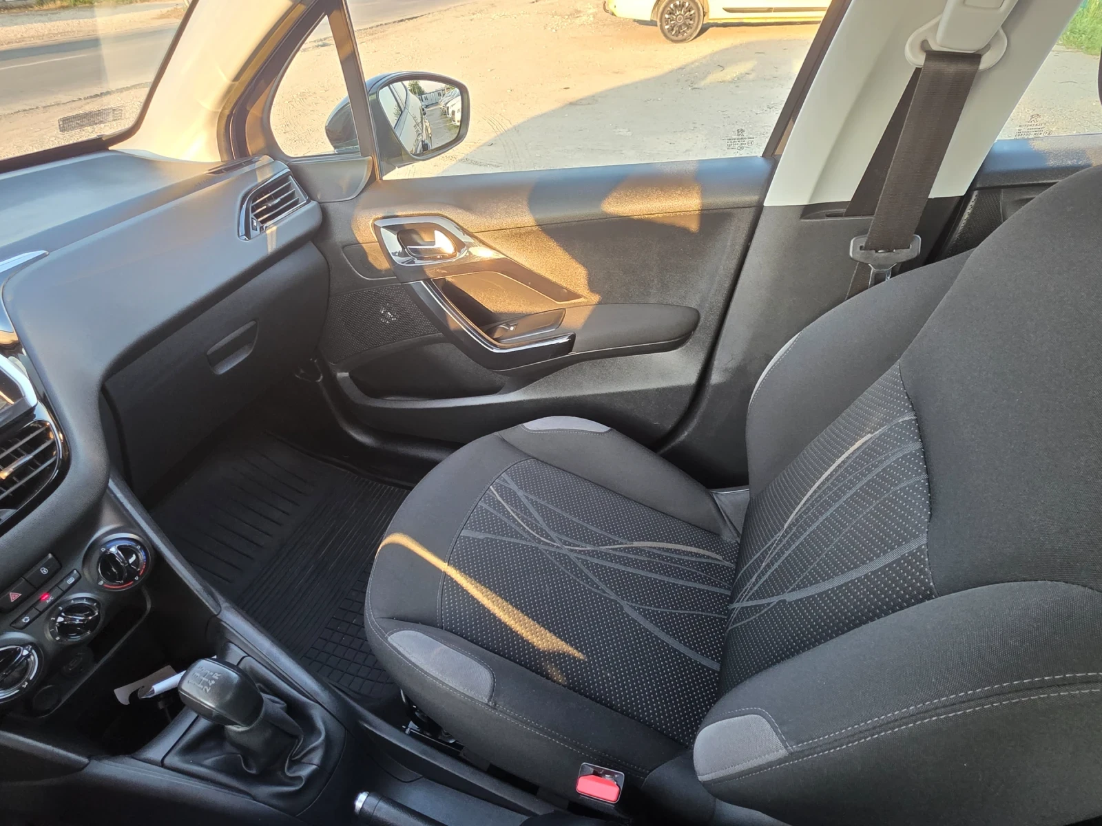 Peugeot 208 1.6 HDI, снимка 14 - Автомобили и джипове - 55663372