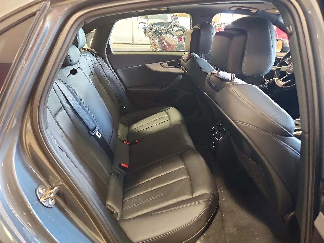 Audi A4 2.0l Premium, снимка 10 - Автомобили и джипове - 56351004