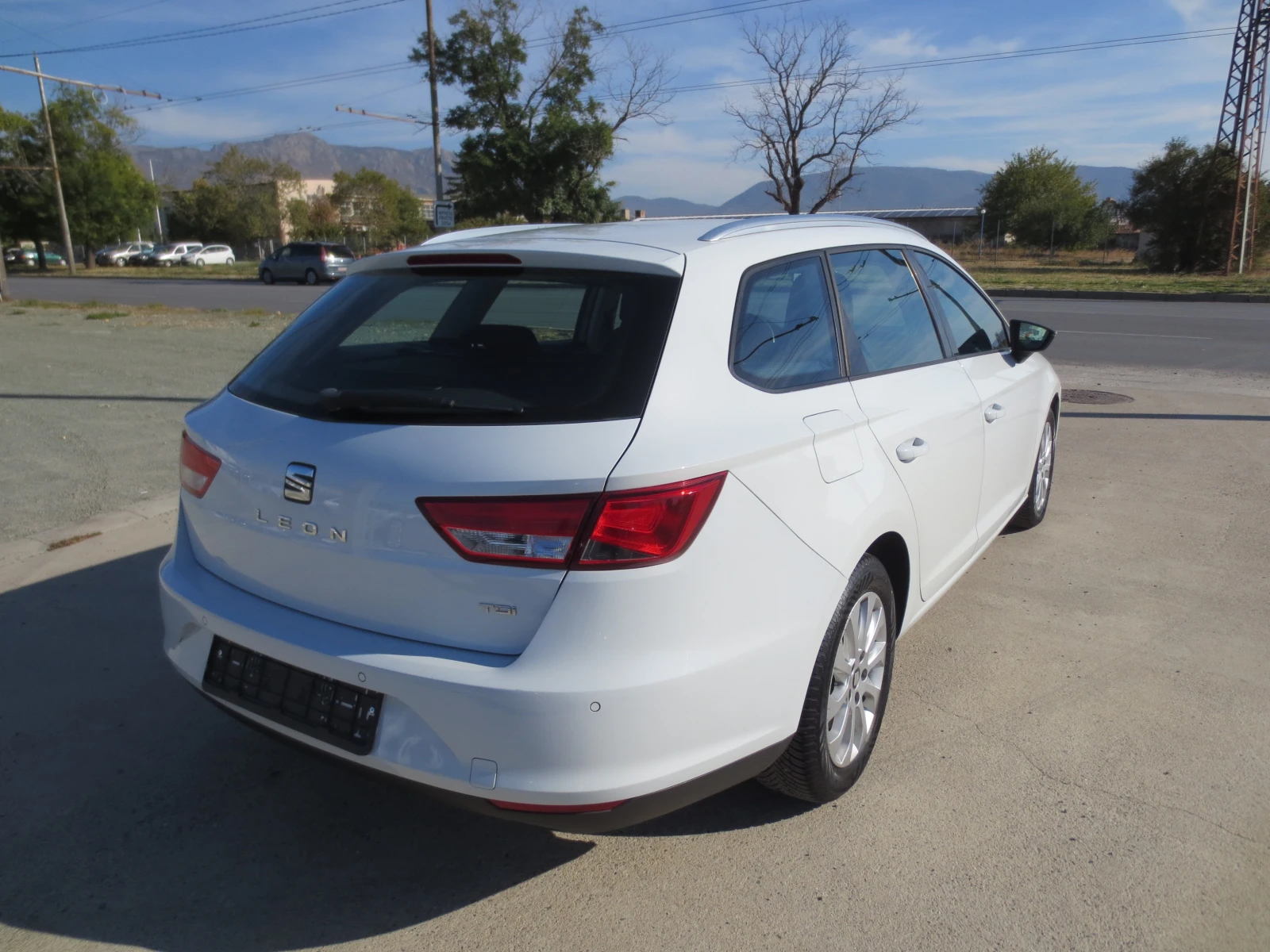 Seat Leon 1.6 TDI, снимка 5 - Автомобили и джипове - 56369879
