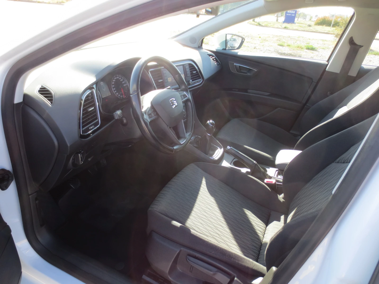 Seat Leon 1.6 TDI, снимка 9 - Автомобили и джипове - 56369879