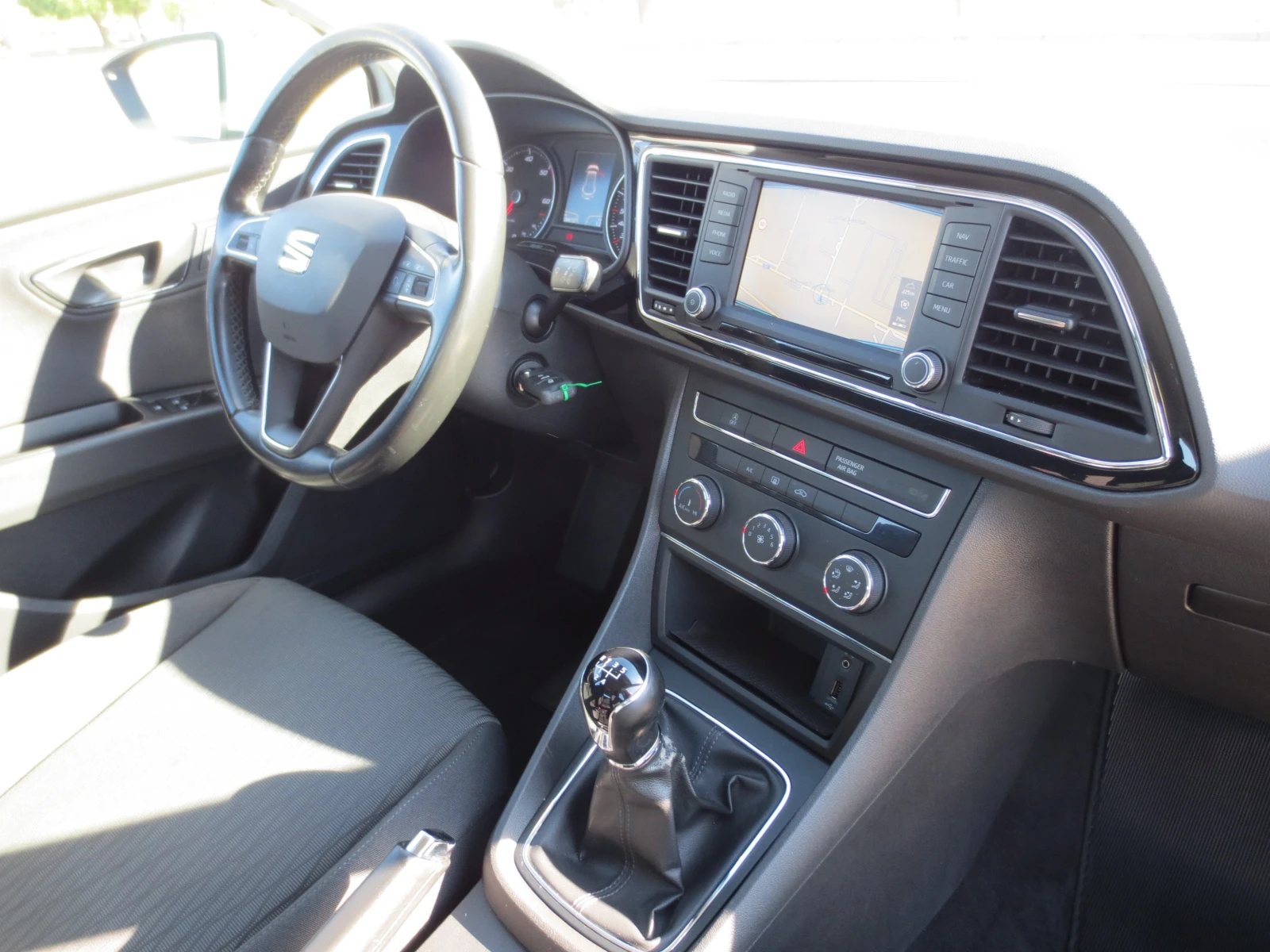 Seat Leon 1.6 TDI, снимка 16 - Автомобили и джипове - 56369879