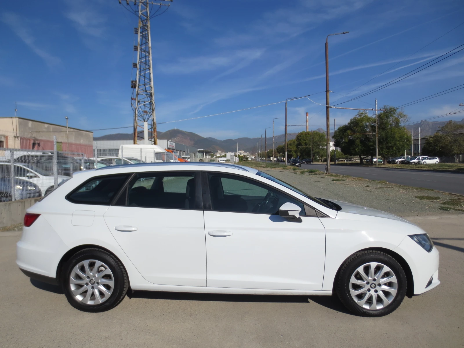 Seat Leon 1.6 TDI, снимка 4 - Автомобили и джипове - 56369879