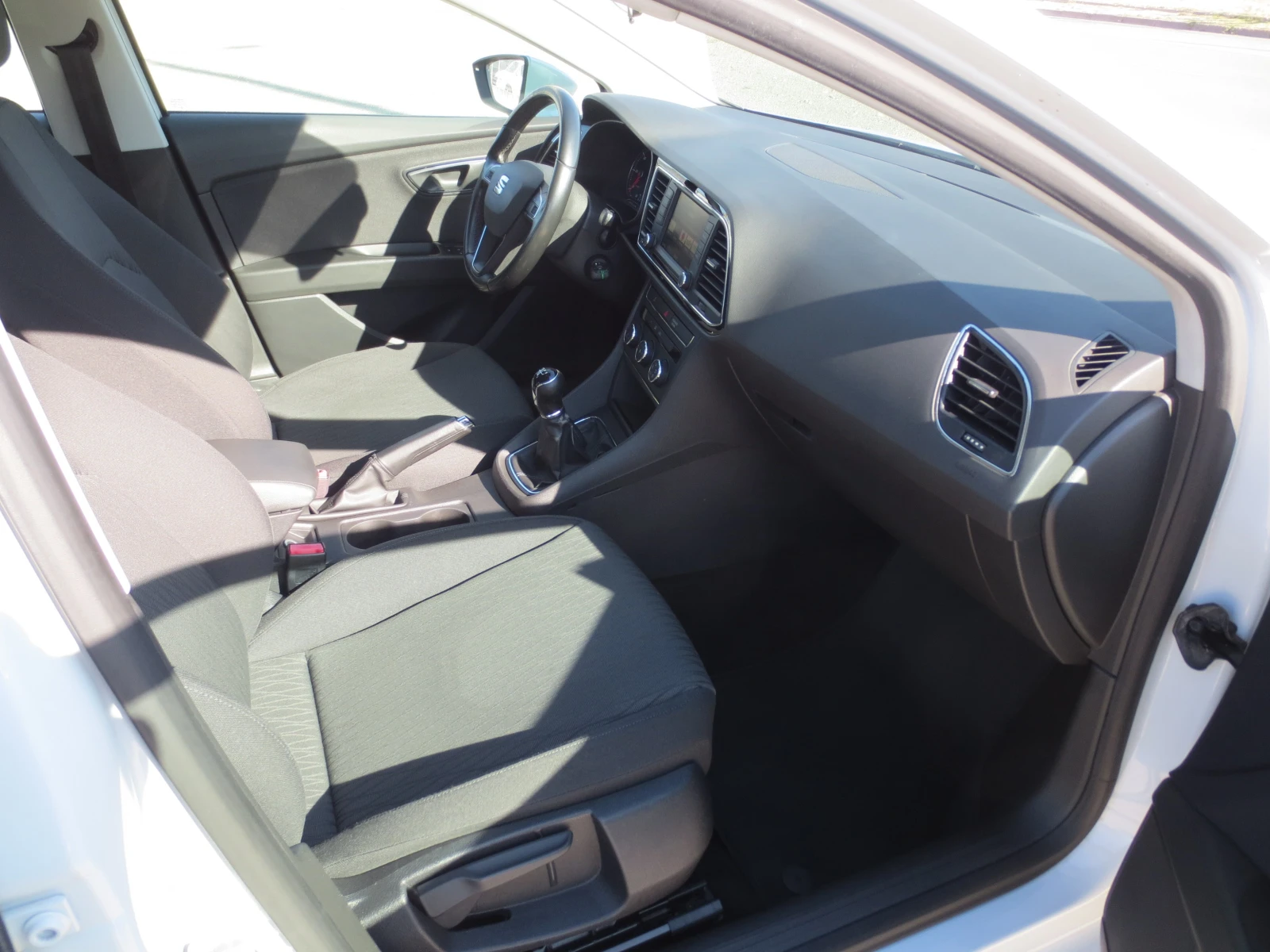 Seat Leon 1.6 TDI, снимка 14 - Автомобили и джипове - 56369879