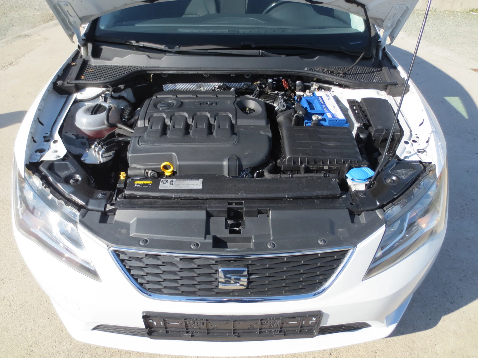 Seat Leon 1.6 TDI, снимка 17 - Автомобили и джипове - 56369879