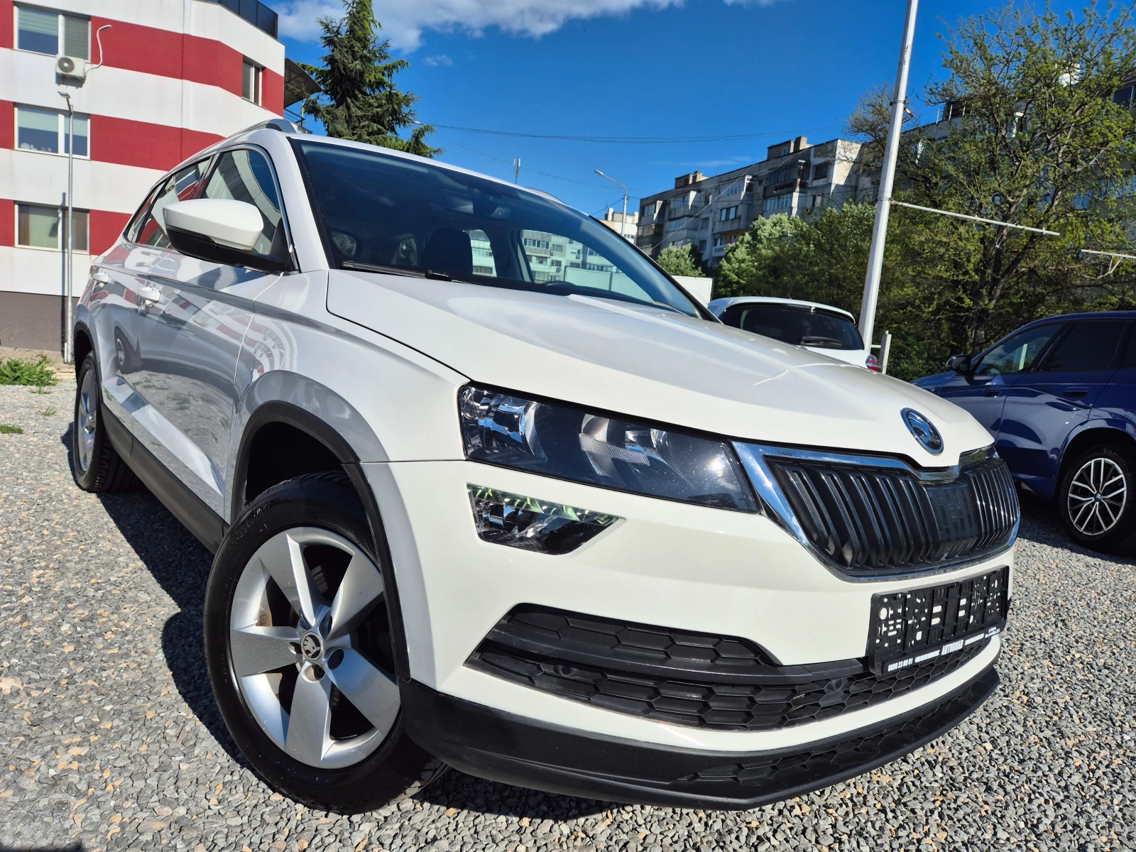 Skoda Karoq 2.0 TDI -AVTOMAT-4x4-KEYLESS-DISTRONIK-DIGITAL, снимка 3 - Автомобили и джипове - 54541957