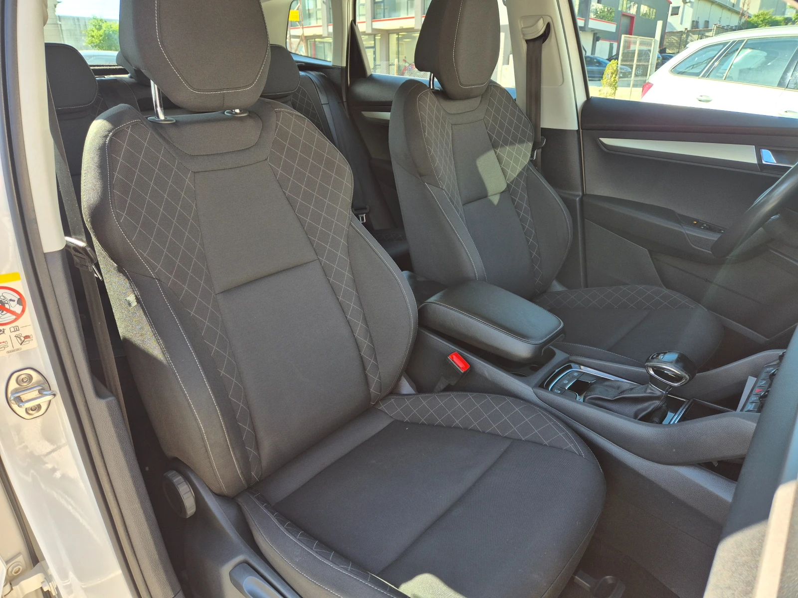 Skoda Karoq 2.0 TDI -AVTOMAT-4x4-KEYLESS-DISTRONIK-DIGITAL, снимка 12 - Автомобили и джипове - 54541957