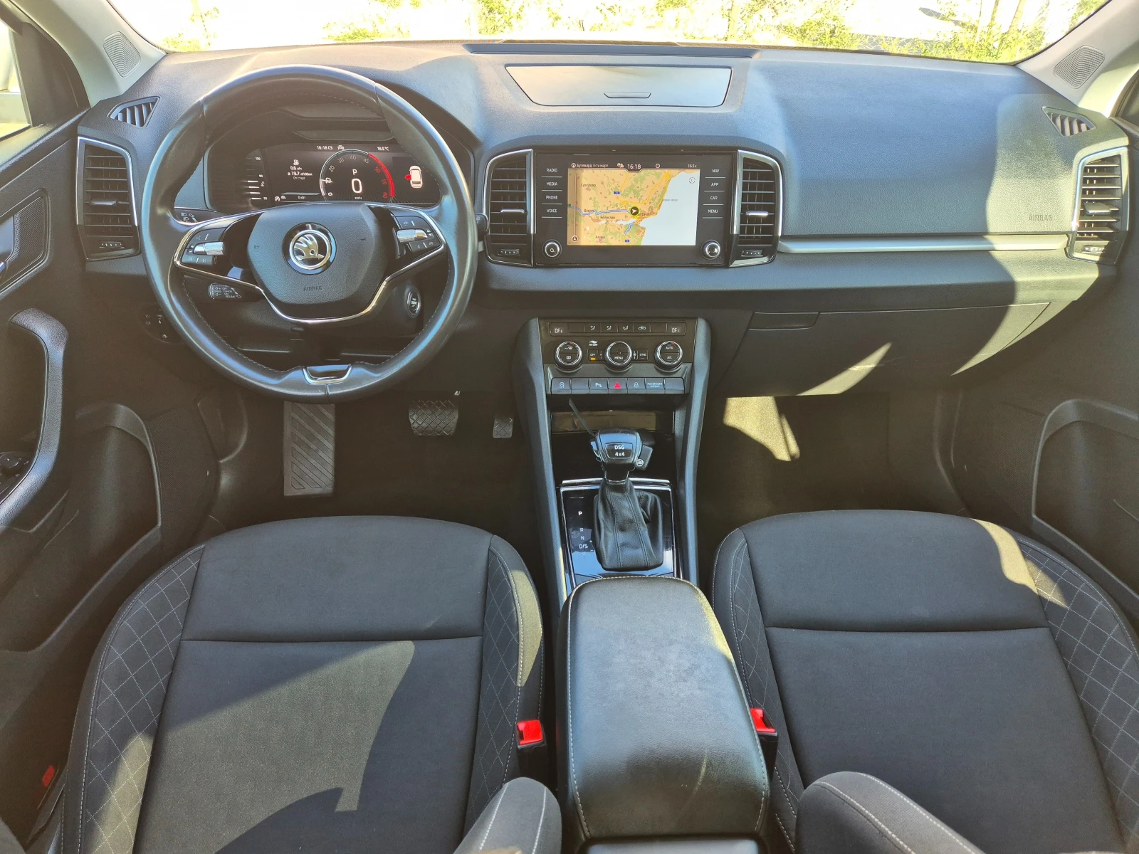 Skoda Karoq 2.0 TDI -AVTOMAT-4x4-KEYLESS-DISTRONIK-DIGITAL, снимка 9 - Автомобили и джипове - 54541957