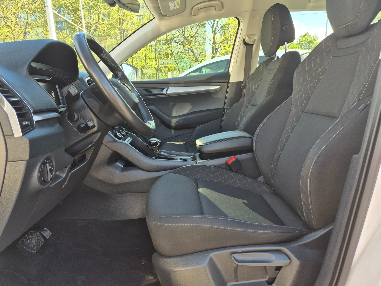 Skoda Karoq 2.0 TDI -AVTOMAT-4x4-KEYLESS-DISTRONIK-DIGITAL, снимка 8 - Автомобили и джипове - 54541957