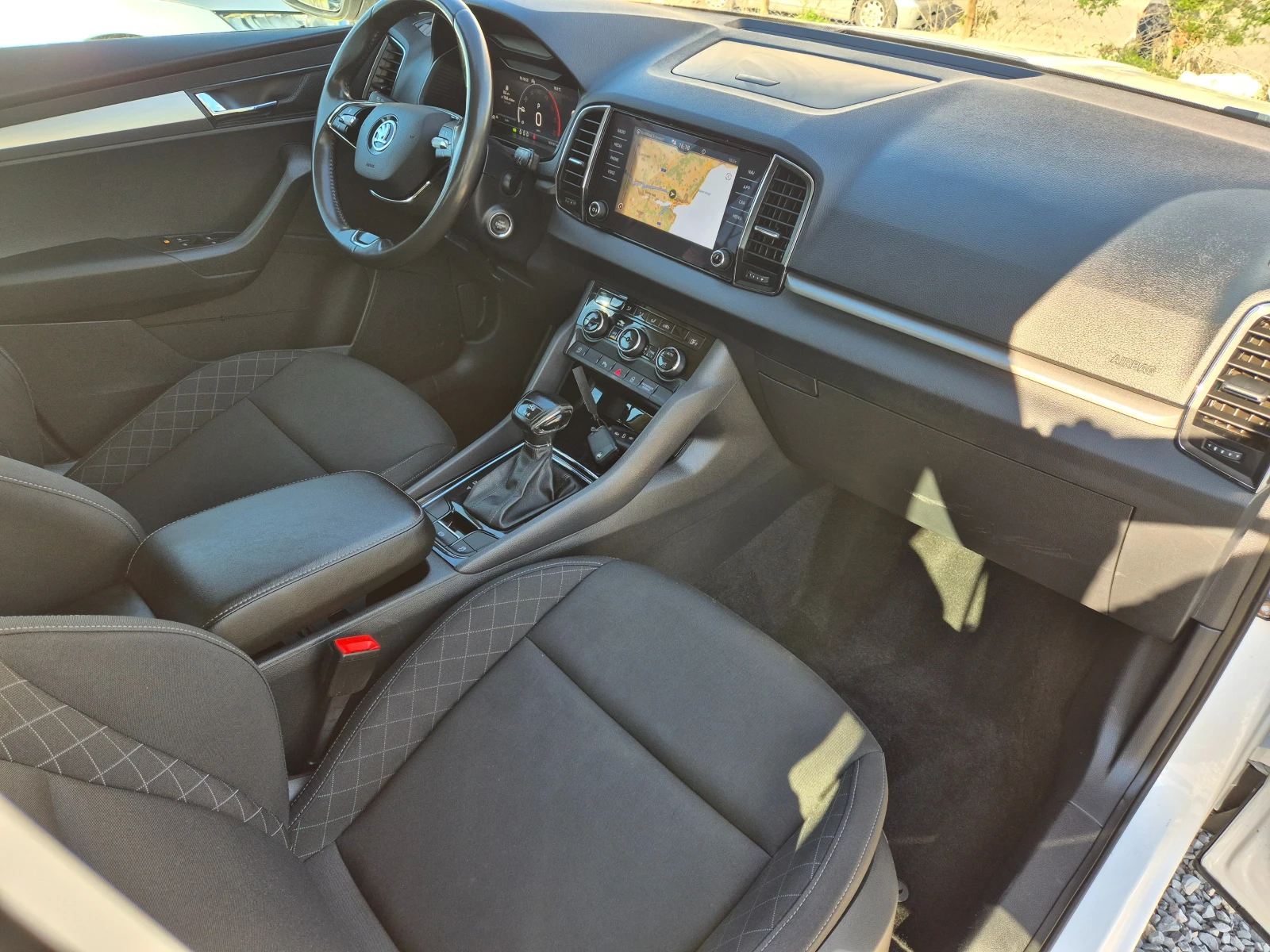 Skoda Karoq 2.0 TDI -AVTOMAT-4x4-KEYLESS-DISTRONIK-DIGITAL, снимка 11 - Автомобили и джипове - 54541957