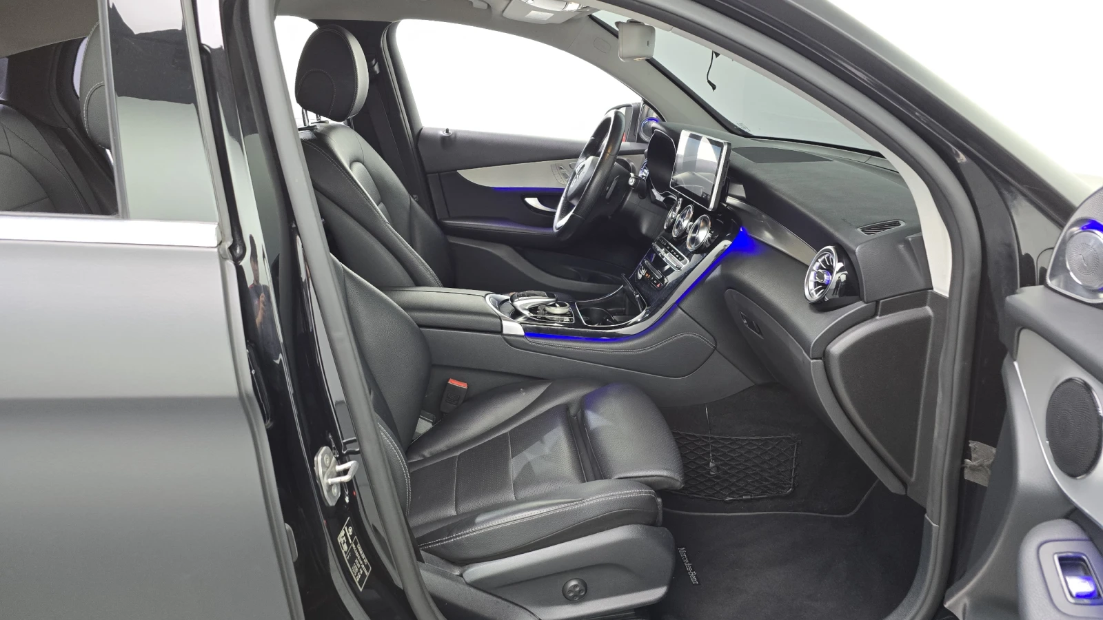 Mercedes-Benz GLC 220 AMG PK* 360* AMBIENT* MATTE* KEYLESS* КРАЙНА ЦЕНА, снимка 13 - Автомобили и джипове - 54975333
