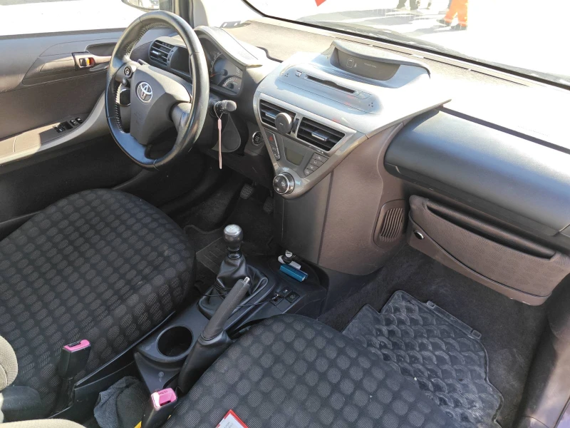 Toyota IQ 1.33 Dual VVT-i ГАЗ, снимка 8 - Автомобили и джипове - 48975980