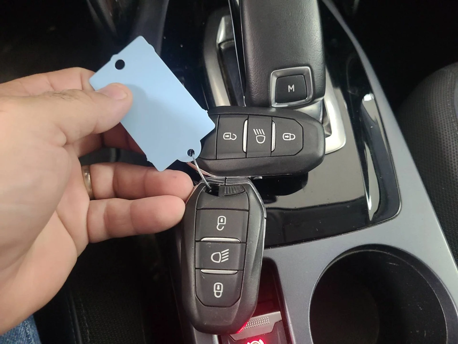 Peugeot 2008 ALLURE PURETECH EAT 8 131 - изображение 7