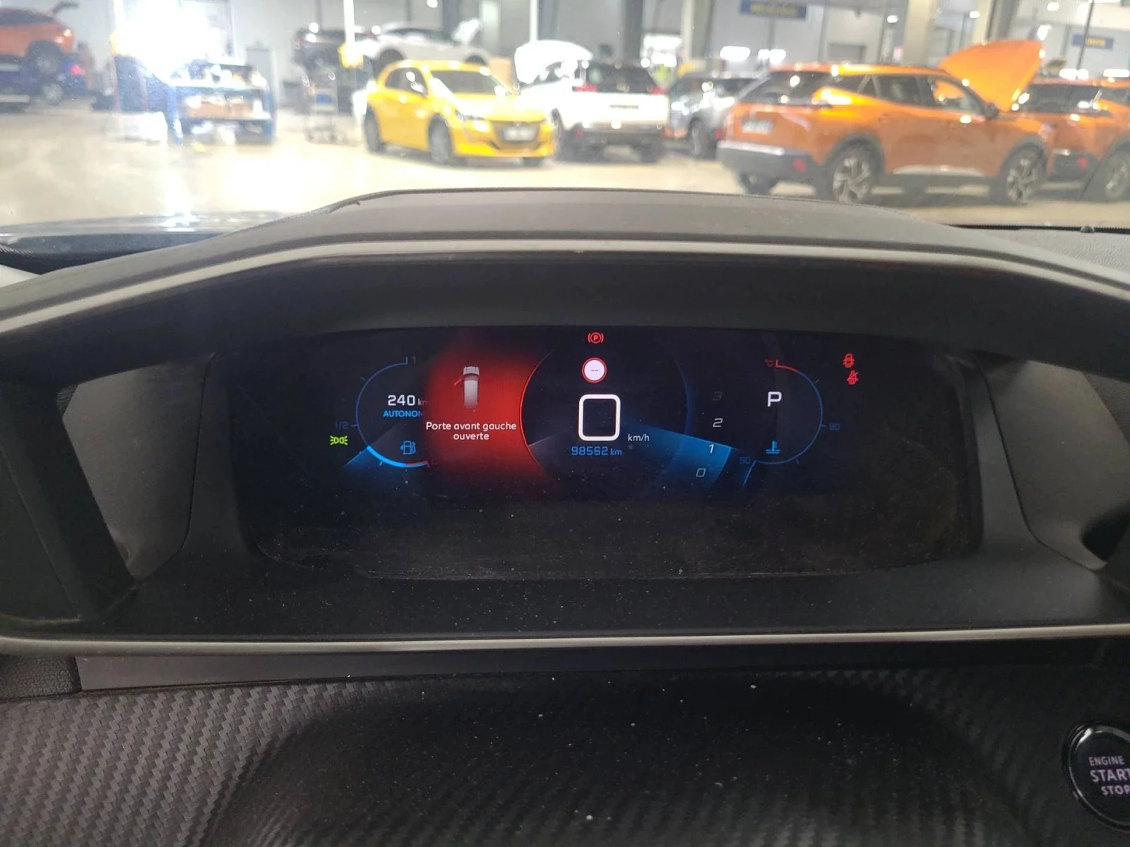 Peugeot 2008 ALLURE PURETECH EAT 8 131 - изображение 5