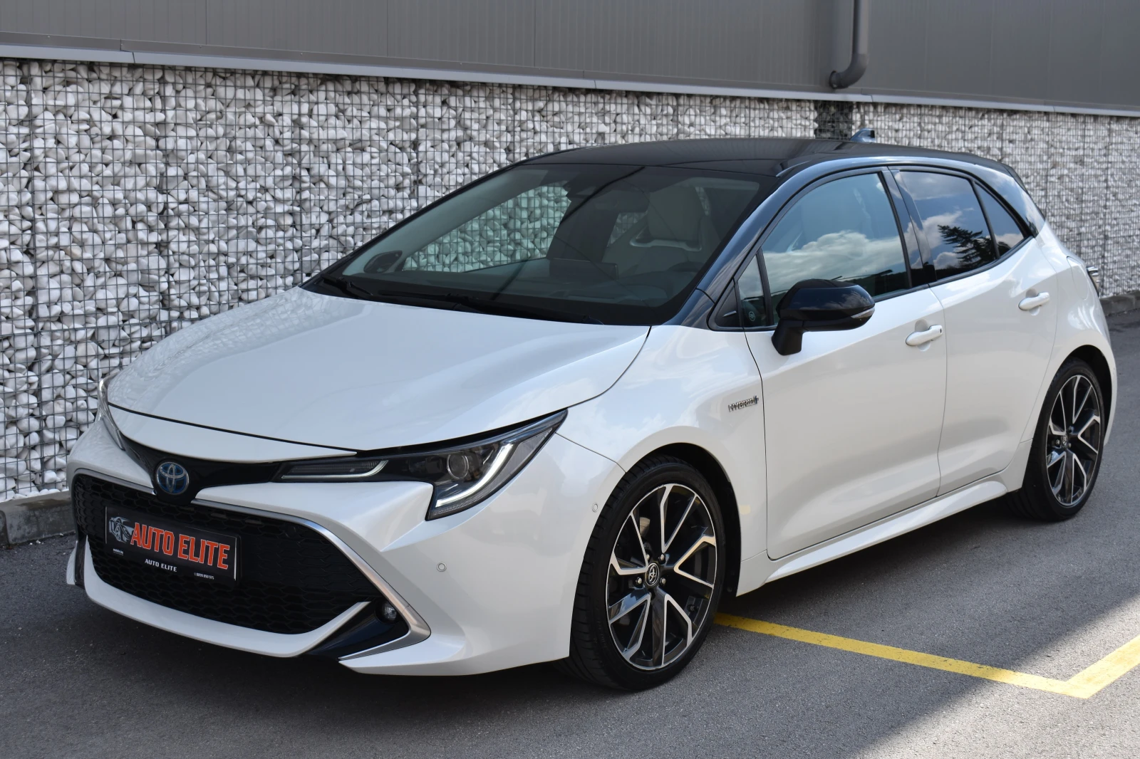 Toyota Corolla 2.0HYBRID= BI-TONE= HUD= KEYLESS= LOUNGE= TOP, снимка 2 - Автомобили и джипове - 53978539