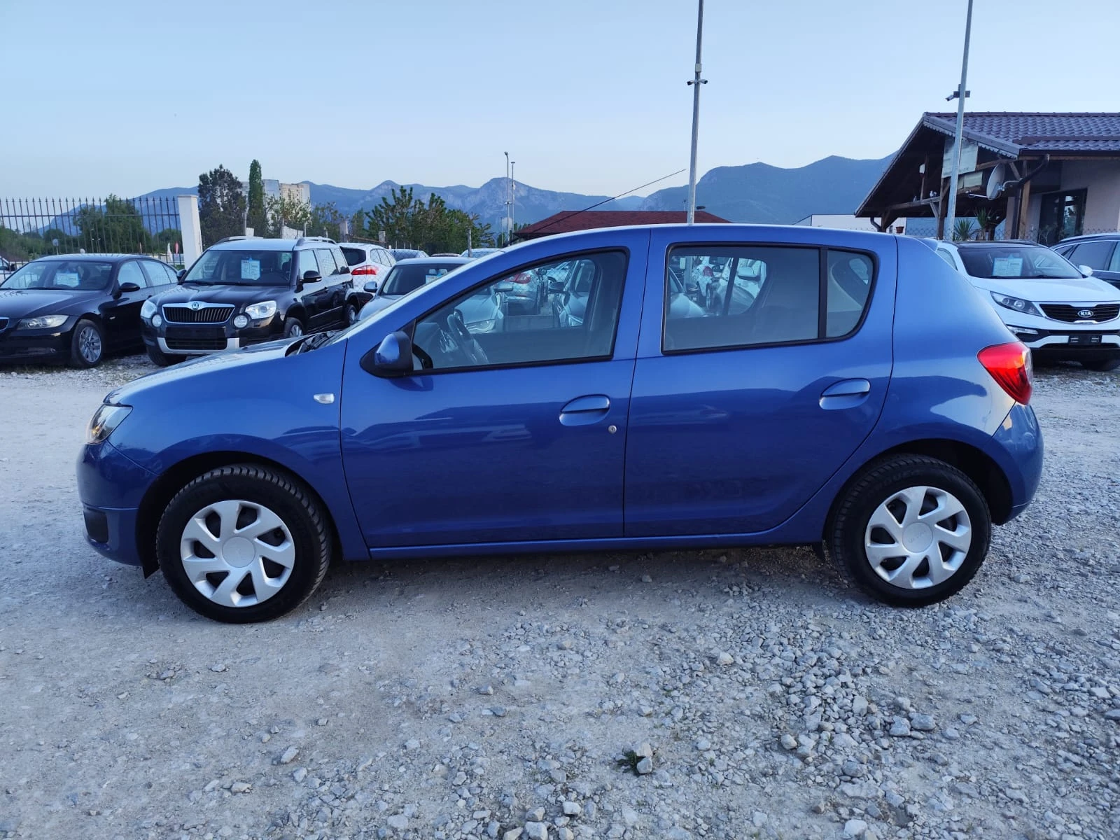 Dacia Sandero 1.2 бензин, снимка 9 - Автомобили и джипове - 54441133
