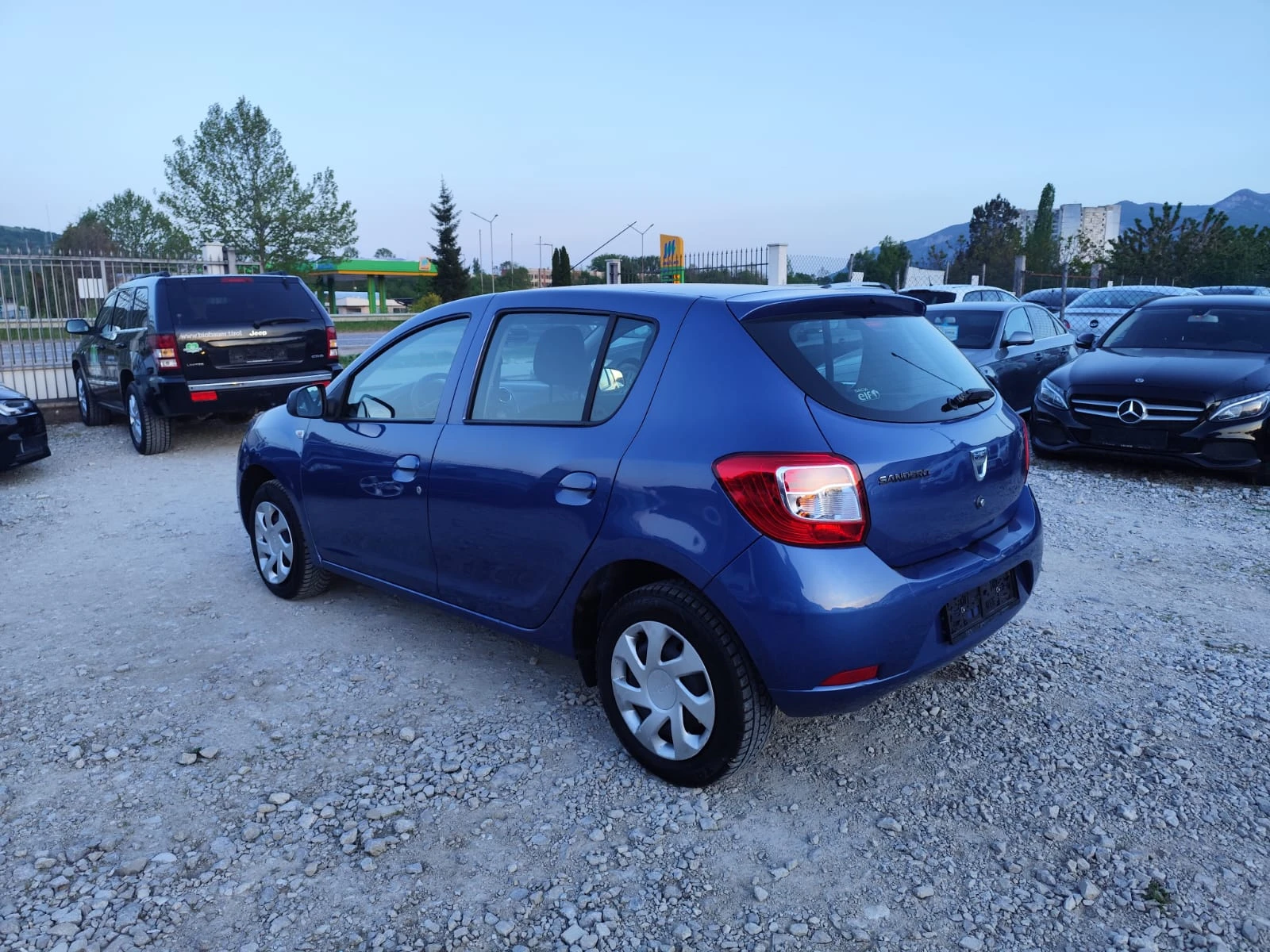 Dacia Sandero 1.2 бензин, снимка 8 - Автомобили и джипове - 54441133