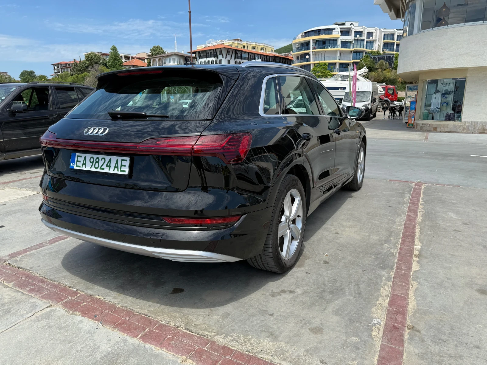 Audi E-Tron 55 Business 95kwh/408hp/94%SOH/ Каско/Нови гуми, снимка 4 - Автомобили и джипове - 55222237